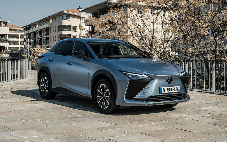 В Россию привезли новый Lexus RZ450e — с полным приводом и 313 л.с.